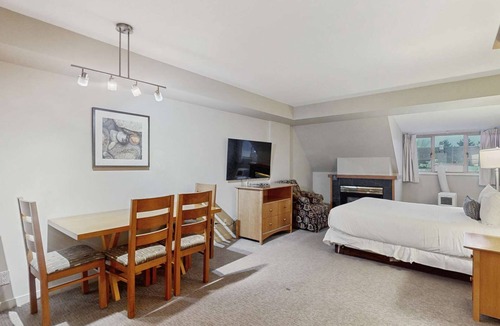 Whistler Village Hotel | Whistler - Whistler Peak Lodge 506