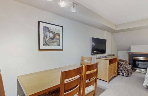 Whistler Village Hotel | Whistler - Whistler Peak Lodge 506