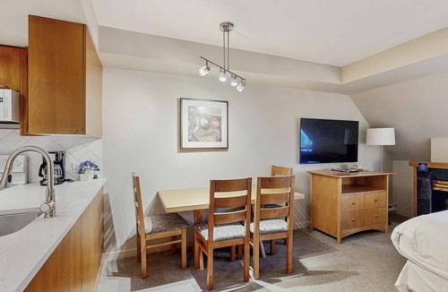 Whistler Village Hotel | Whistler - Whistler Peak Lodge 513