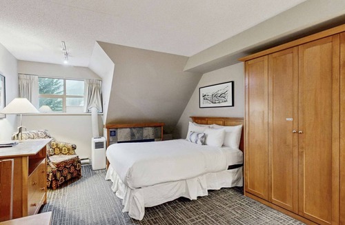 Whistler Village Hotel | Whistler - Whistler Peak Lodge 4407
