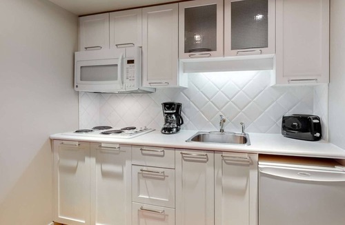 Whistler Village Hotel | Whistler - Whistler Peak Lodge 519