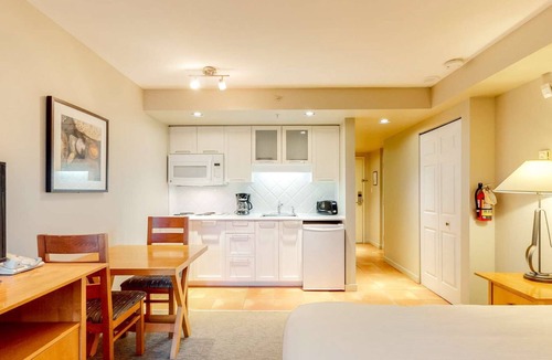 Whistler Village Hotel | Whistler - Whistler Peak Lodge 519