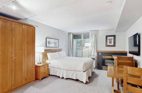 Whistler Village Hotel | Whistler - Whistler Peak Lodge 518
