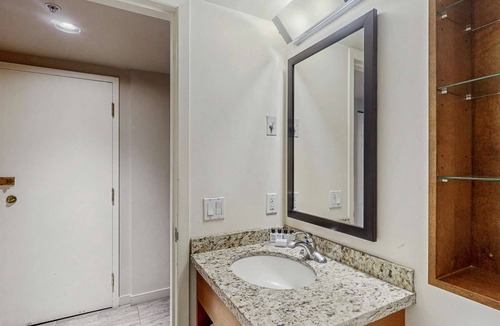 Whistler Village Hotel | Whistler - Whistler Peak Lodge 518