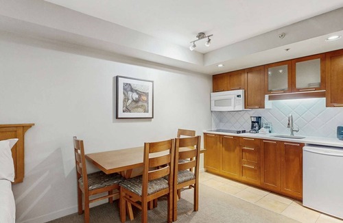 Whistler Village Hotel | Whistler - Whistler Peak Lodge 521