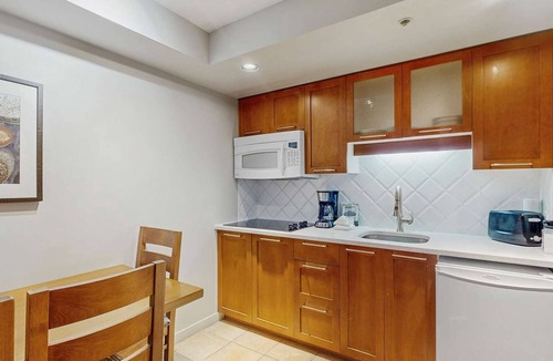 Whistler Village Hotel | Whistler - Whistler Peak Lodge 521