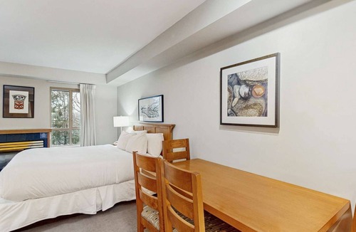 Whistler Village Hotel | Whistler - Whistler Peak Lodge 521