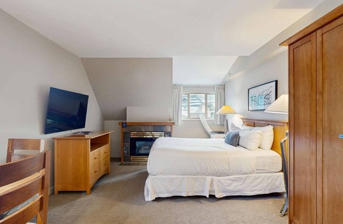 Whistler Village Hotel | Whistler - Whistler Peak Lodge 501