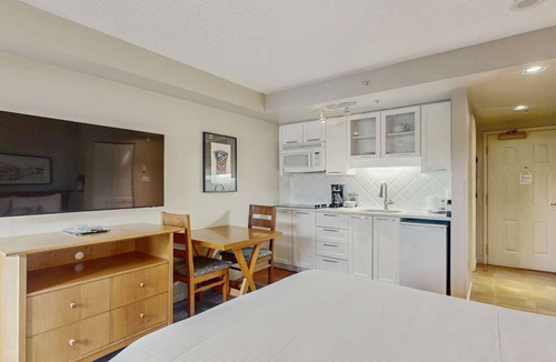 Whistler Village Hotel | Whistler - Whistler Peak Lodge 608