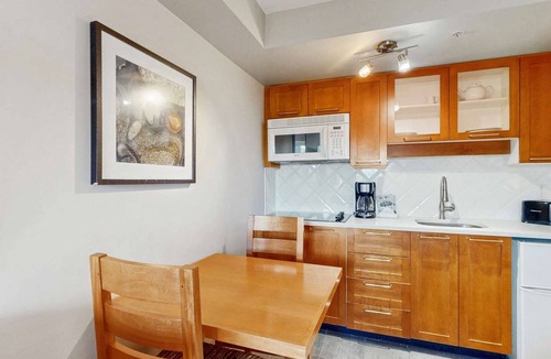 Whistler Village Hotel | Whistler - Whistler Peak Lodge 606