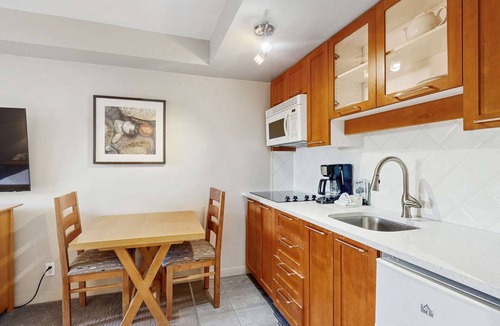 Whistler Village Hotel | Whistler - Whistler Peak Lodge 606