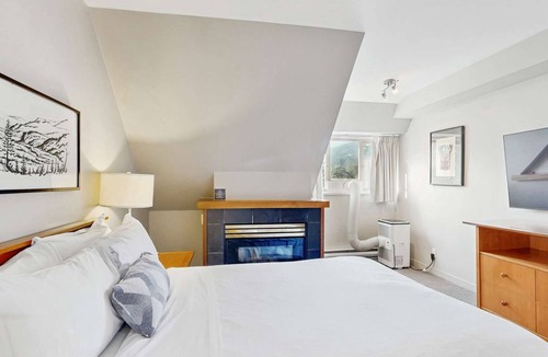 Whistler Village Hotel | Whistler - Whistler Peak Lodge 606