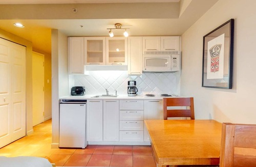 Whistler Village Hotel | Whistler - Whistler Peak Lodge 607