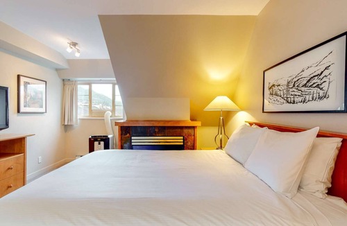 Whistler Village Hotel | Whistler - Whistler Peak Lodge 607