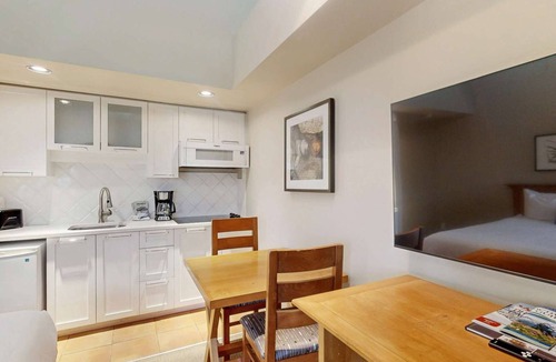 Whistler Village Hotel | Whistler - Whistler Peak Lodge 617