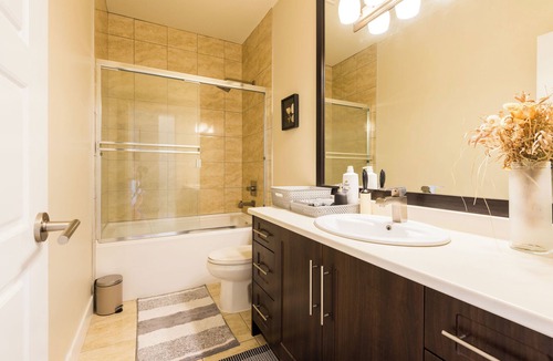 White Rock House | White Rock Beach Private Entrance Self Check-in Free Parking Equipped Kitchen WF
