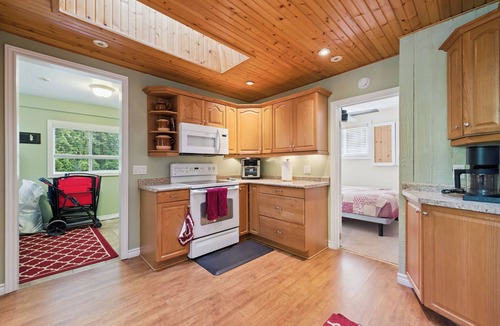 Sauble Beach House | Whitecaps Cottage | Hot Tub | Near BEACH | AC | PET Friendly