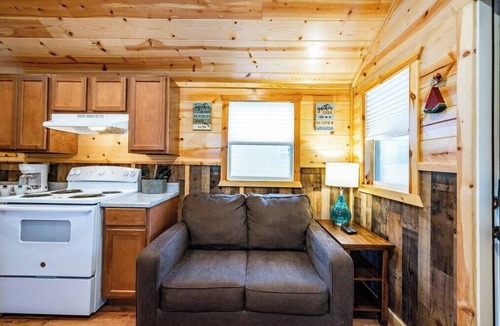 Broken Bow Cabin | Willow: Sleeps 3, Tiny Cabin, Pets, Near Lake/Park
