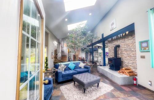 Juan de Fuca Electoral Area Villa | Wonderland Adventure Home - UNIQUE STAY With Hot Tub & Pond