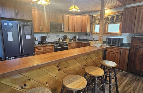 Beaver Cove House | Woods All Around-Direct ATV*Hot Tub*Beach Access*A/C*Pool Table*Washer/Dryer