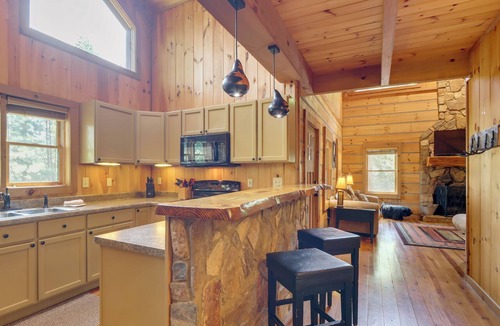 Blue Ridge Cabin | Woolly Bugger Cabin: Hot Tub & Fishing Pond