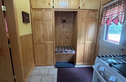 Lincoln House | Year-Round Lakefront Retreat with Cedar Barrel Sauna and Treehouse