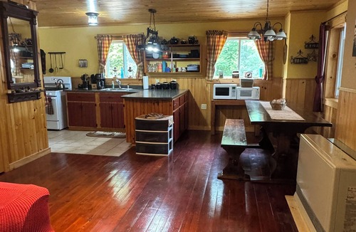 Lincoln House | Year-Round Lakefront Retreat with Cedar Barrel Sauna and Treehouse