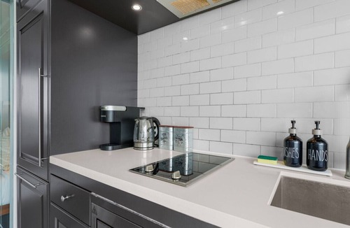 Bloor-Yorkville Apartment | Yorkville Luxe 1BR - Floor 28 - Concierge - Subway 1-Min Walk