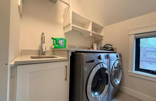 Kitsilano House | YVR3106 | Cozy 3BR in Central Vancouver | 15 min to Downtown