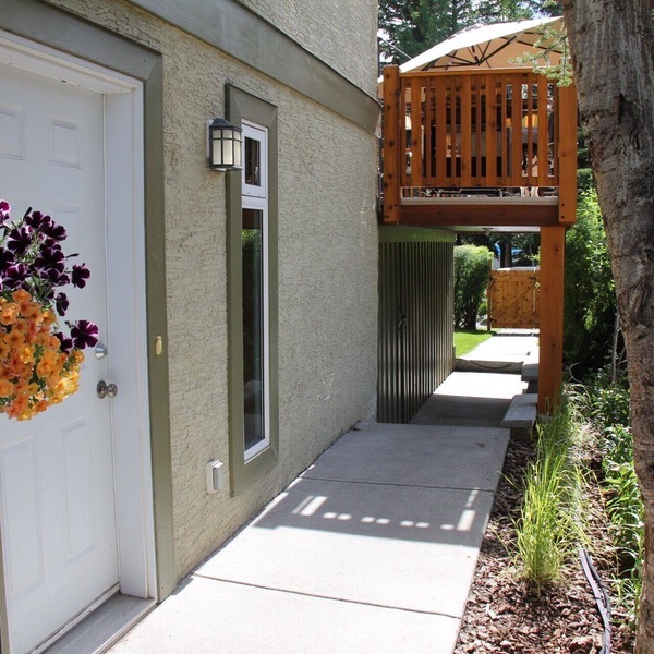 2 Bedroom 1.5 Bathroom Private Suite Banff AB - Wolf Den Bed & Breakfast Suite A in Banff