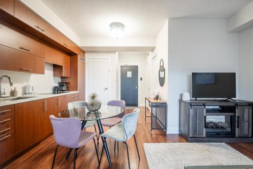 1 Bedroom Condo with Balcony & Skyline View Downtown Toronto