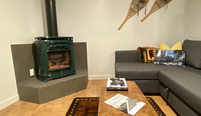 1 Bedroom Hideaway with Cozy Fireplace