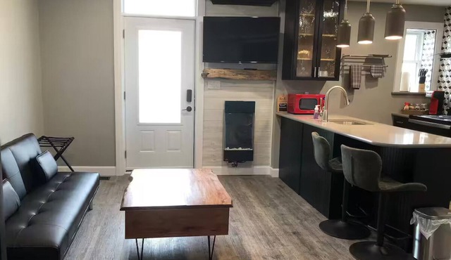 1 bedroom modern suite, close to downtown.