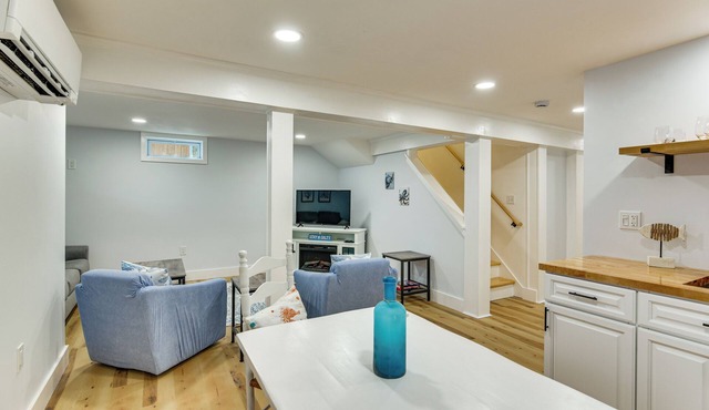 1 Mi to Head's Beach! Nautical Family Retreat in Jamestown