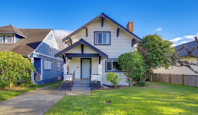 1 Mi to Historic Dtwn: Dog-Friendly Everett Home! in Everett