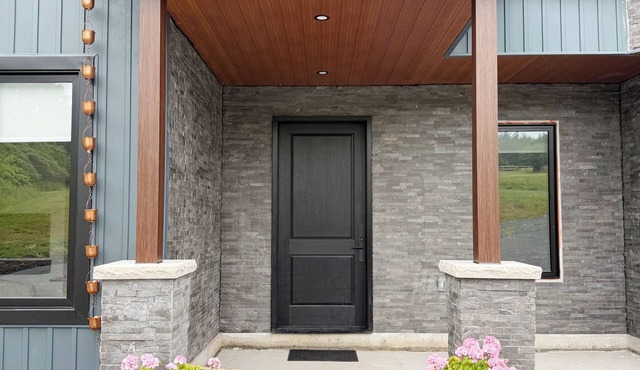 10-Acre BOQ/PEC Estate, Waterfront, 3BR Ensuite & Walk-in, +1BR, Gourmet Kitchen