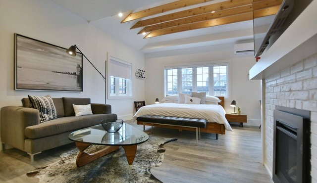 102, Deluxe Studio - Downtown Collingwood, Luxury Boutique Hotel. in Collingwood