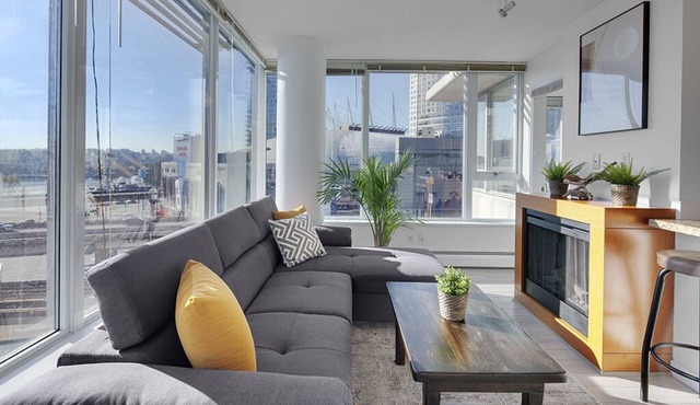 10th Floor Condo with Stunning Marina View/Sleeps 7/Pool, Gym, Hot tub Access/