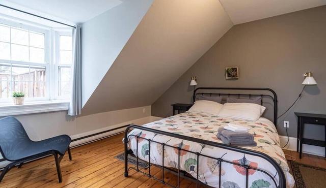 110 Sunny Loft & Historic Home