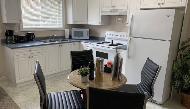 #113 Viewmont Ave 4 Bed Ground Level Lovely Suite