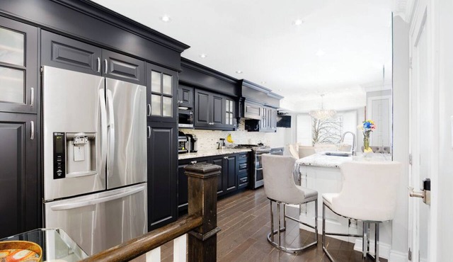 1500 sqft Urban Multi-level Luxe Stay. Gourmet Kitchen. Backyard. Sunroom Office in Toronto