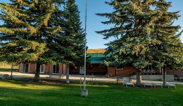 16 Bedroom stream-side Lodge on 3 acres, 3-night min Summer & Holidays-sleeps 60 in Fish Haven