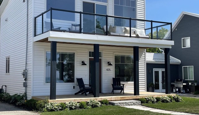 180 degree lake view, luxury Port Stanley escape overlooking the beach!