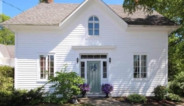 1853 Kingsgate Lakehouse-Spacious Historic Escape
