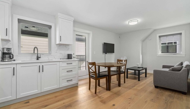 1BD Cozy Coach Home B in Delta