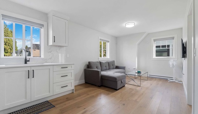 1BD Lovely Coach Home B in Delta!