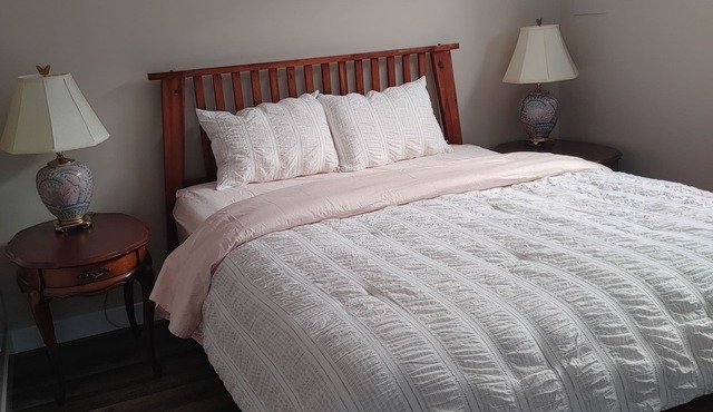 1Bed 1Bath Apartment Quiet, close to park, beach, biking and walking trails