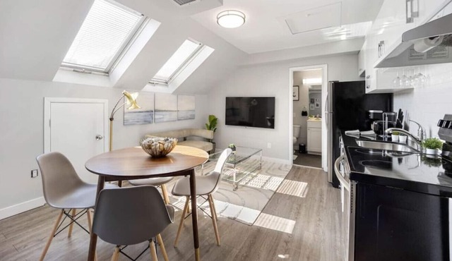 1BR/1BA Victorian Home | Fast WIFI | Cabbagetown