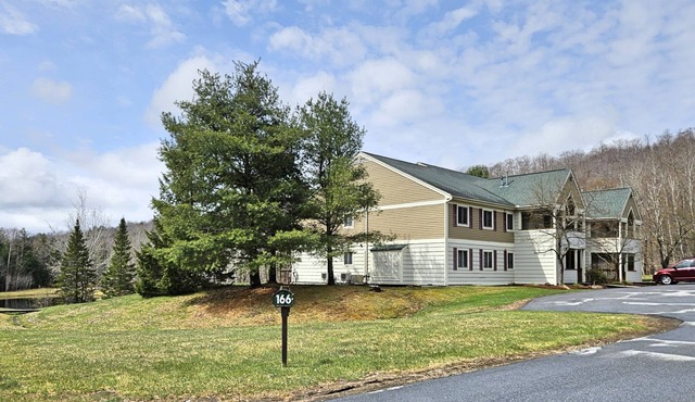 1st floor, FP, mtn & pond view, deck, pool, pet-friendly. F1663 by LRS in Lincoln
