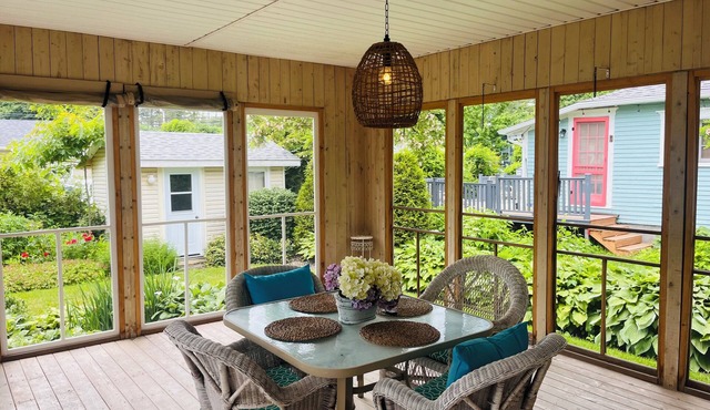 2 bdm cottage in the BLUFF, ONLY 3 min walk to PARLEE. AC, WiFi and 2 sunrooms